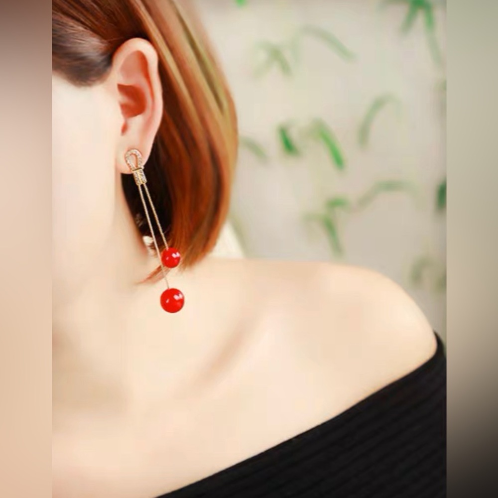 red glass beads gold tone dangling earrings nWOT